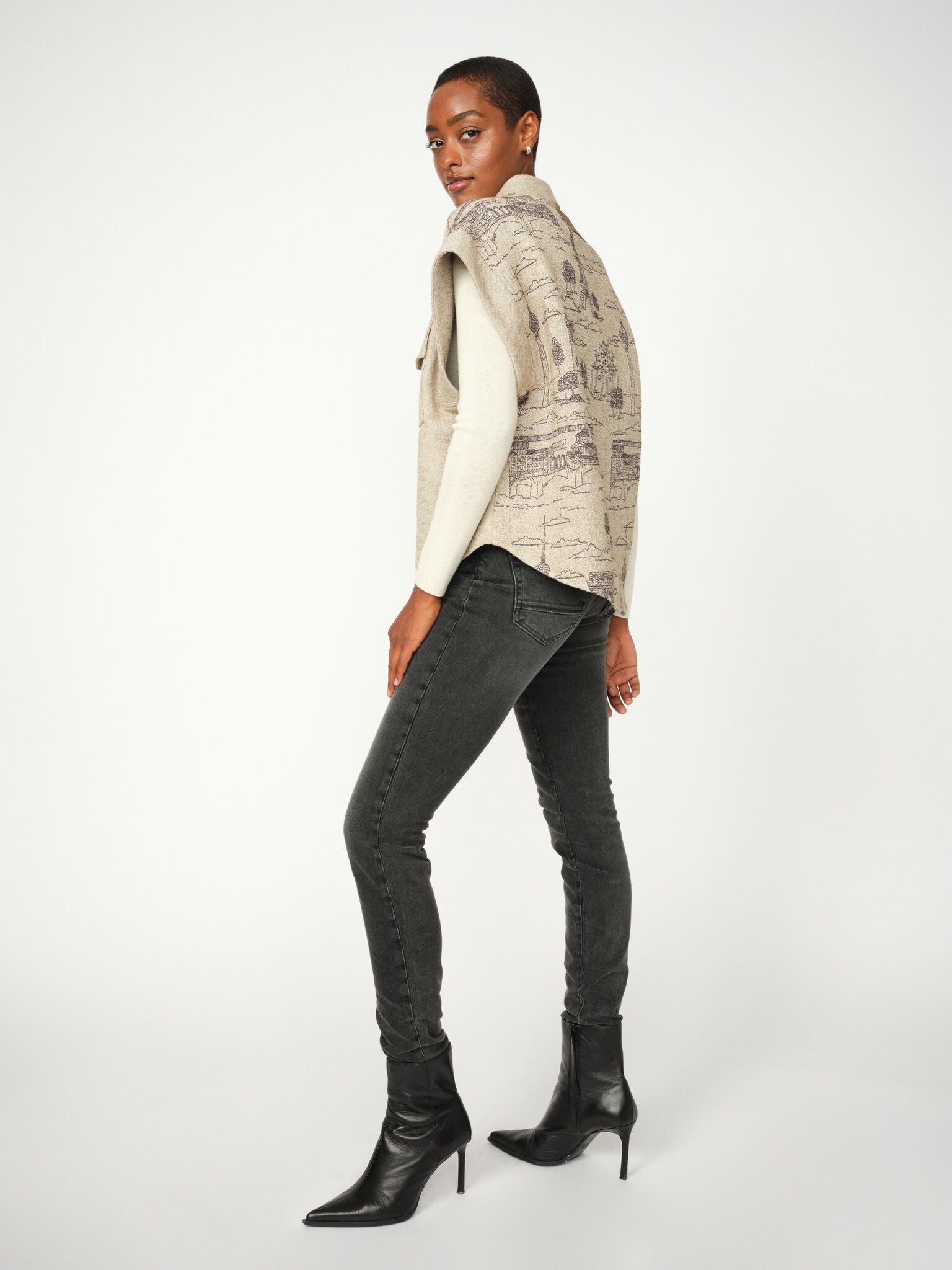 Modelshot / Grey Wash / Detail